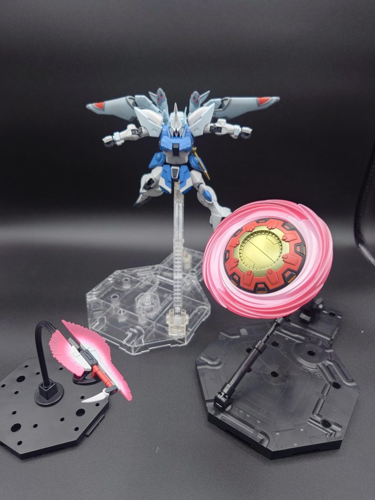 特徴的なシールドはもちろん、長大なビームアックスも収納形態でビーム刃だせたら投擲できるかなと妄想投げ放ってる感でてるかな?