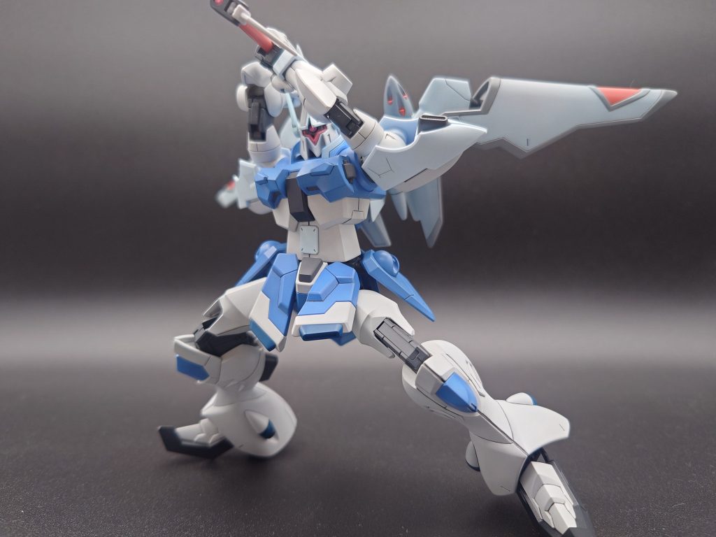 メインにもしてるこの「ビームアックス振り上げ」姿気に入ってます実はHGって組むの10年ぶりくらいなのですが、今のキットは各関節の稼働がよくて驚きました