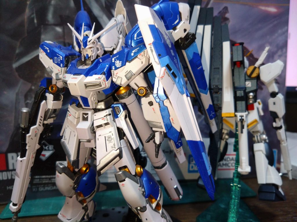 HGのνガンダムと背中合わせ。