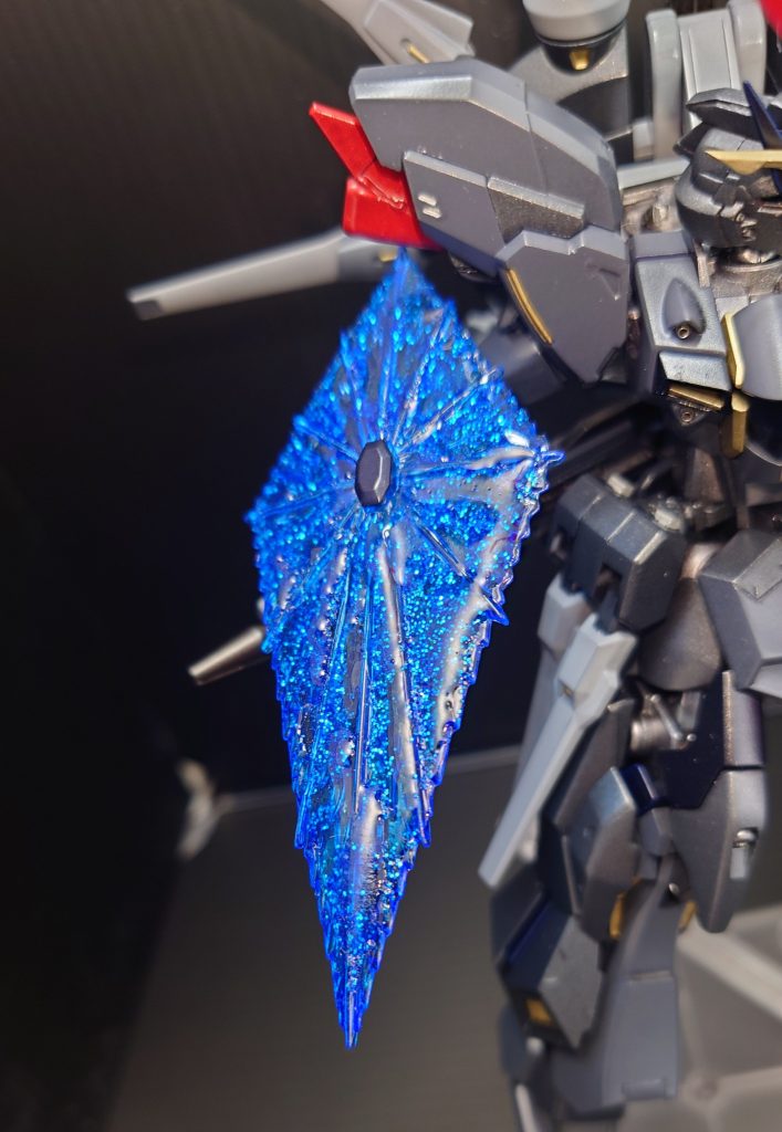 左腕の複合兵装防盾だけでなく、右腕にはビームシールドも装着可能