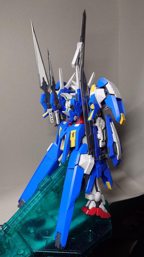 アストレア組んでる最中に背中のユニットどんぐらい噛み合うかなと思って、見比べたらだいぶ違って「これを改造しないといけないのか」とぼやきました。手をいれるのもだいぶ軽いのしかしてこなかったのでどうやろうかとずっと悩んでました