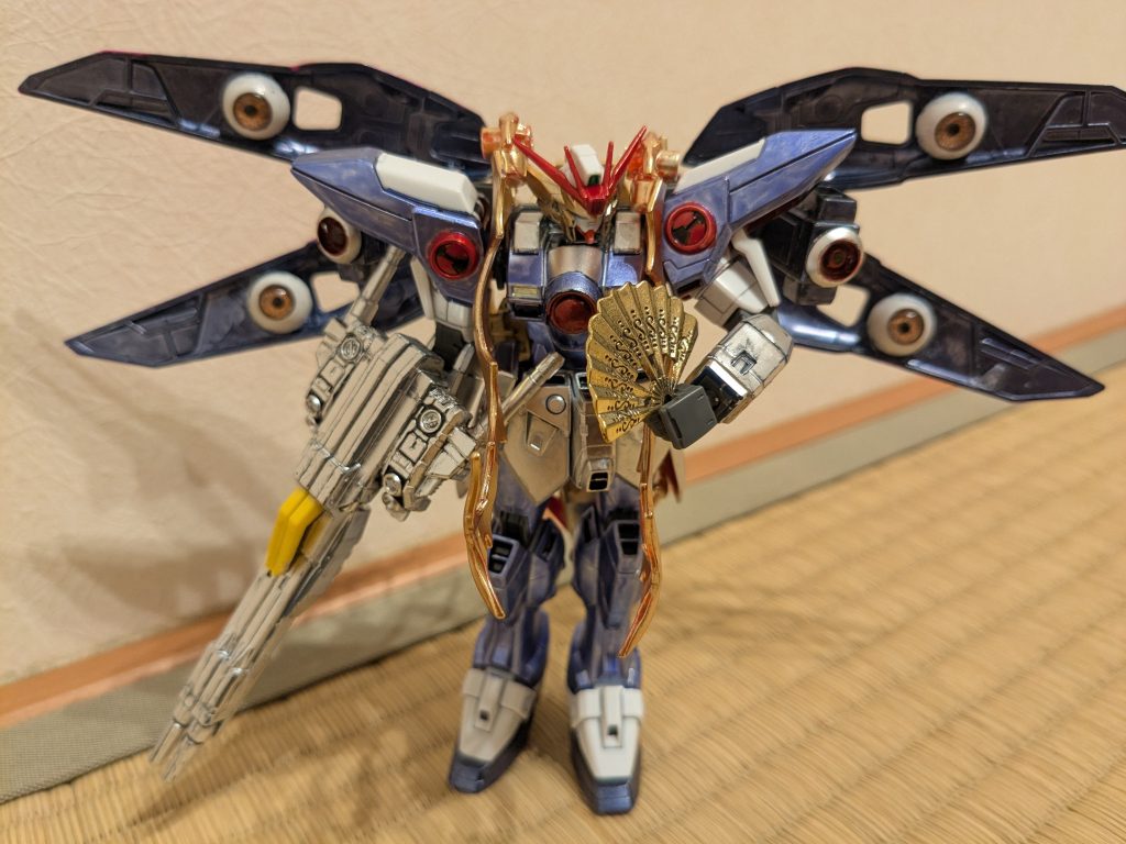 羽を広げて1枚。スキマ妖怪ということで、時空の隙間を展開したように仕立ててみました。翼の内側はメタリックダークブルーで塗装し、100均に売っていたドールアイを接着。時空の隙間に現れる瞳を再現してみました。羽の形が時空の隙間と形が似てるな〜と思ってやってみました。羽を接続するバーニアはカミキバーニングの余剰肩関節の丸パーツに変えて、周りをシルバー、中をロイヤルメタレッド、中央を黒で塗装。バーニアもまた1つ、隙間の瞳に見えるようにしました。