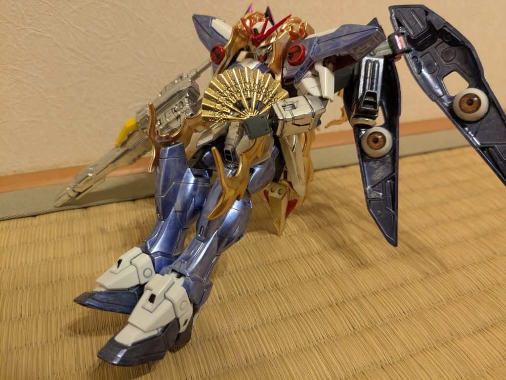 最後に、色々なイラストで見られる、優雅に座る紫イメージの1枚。空中に座るようなイメージがあったので、そんな感じにブンドドしてみました。実際はバックパックに接続したシールドでバランスをとっています。 以上、八雲紫専用ウイングガンダムゼロでした。あと1機作ろうかと画策中の機体もあるので、作成、完成次第アップしたいと思います。ご覧いただき、ありがとうございました!!