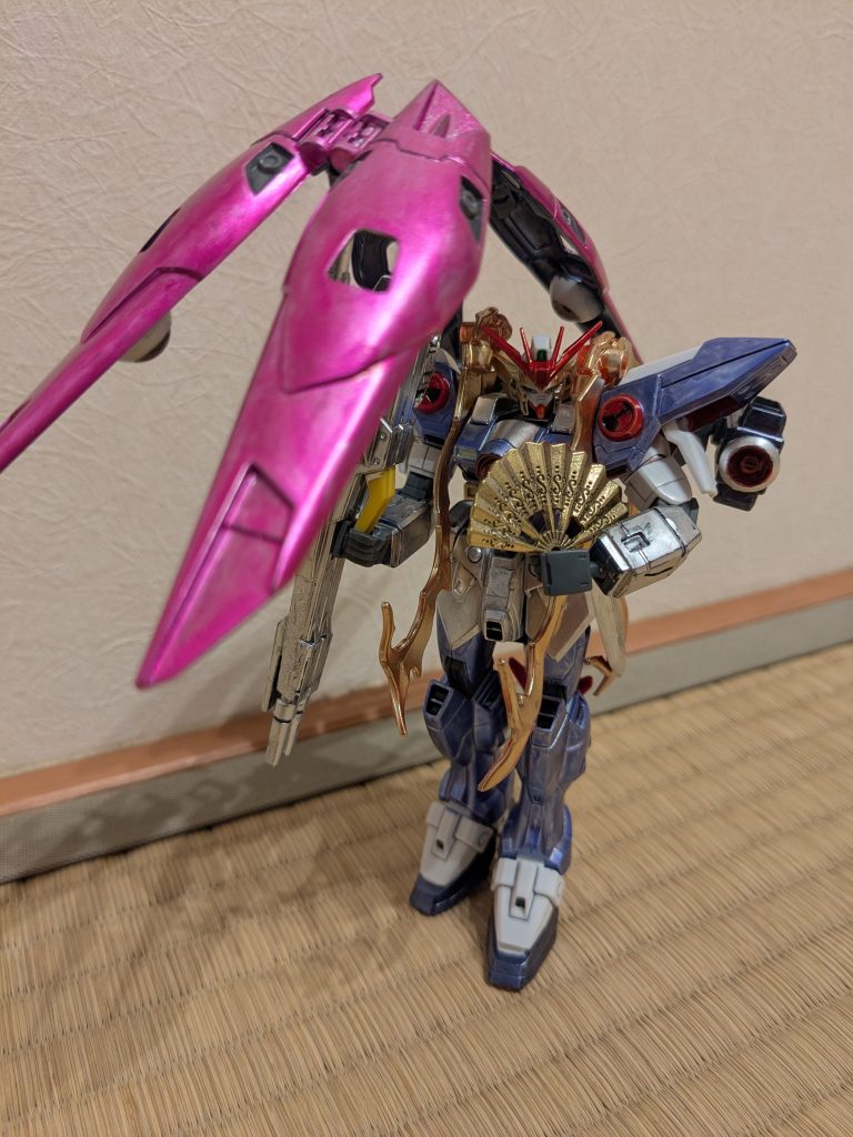 バスターライフルに追加したビームサーベル部分に羽の接続部分を差し込み、羽を広げて紫の傘をイメージした1枚。ちょっと空きが多い気もしますが、傘っぽく見えていただけるとこれ幸いです。