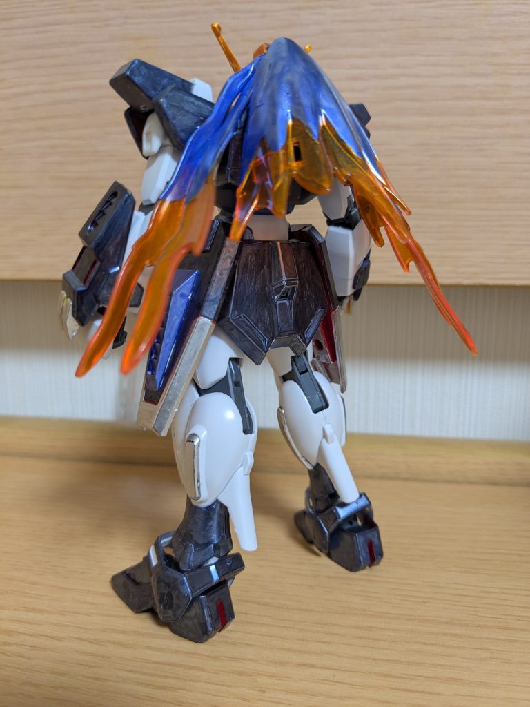 素立ちバックショットで１枚。頭はカミキバーニングの炎エフェクト余りを利用し、彼女の髪を作成。特徴的な髪色を、上はメタリックバイオレット、下はメタリックオレンジに塗り分けることで、かなり白蓮っぽさを出せたのではないかと思います。リアスカートも、彼女の上着イメージでメタリックダークブルーです。バックパックはスターバーニングのものを取り外し、余剰パーツで付いてきたビルドバーニングのバックパックに変換。そうしないと髪に干渉しまくって頭が付かないもので（笑）