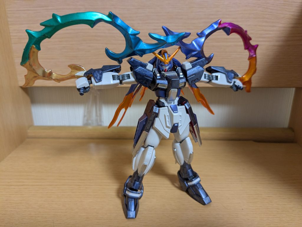 魔人経巻を広げたイメージで１枚。ビームサーベルの柄をメタリックダークブルーで塗装し、ビームサーベル先端にカミキバーニングの炎エフェクトを装着。右はイエローゴールド、メタリックイエローグリーン、メタリックブルーに、左はメタリックバイオレット、メタリックピンク、メタリックオレンジで塗装。彼女の経文を開いた姿に見えてくれれば良いな〜という思いの１枚です。