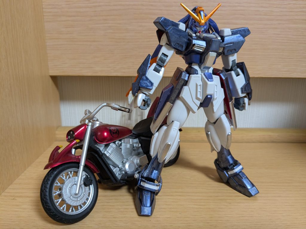 最後に、家にあった仮面ライダーキバのバイクと並べてツーショット。色々なゲームでバイクにまたがる彼女が見られるので、並べて撮影してみました。もう少し大きなバイクの模型などあればリアルにまたがらせて撮影したかったのですが、致し方ない（笑）以上、聖白蓮専用のスターバーニングガンダムでした。気が向いたら、また新しいものを作ってアップしますので、そのときはまたお付き合いください！ご覧いただき、ありがとうございました！！