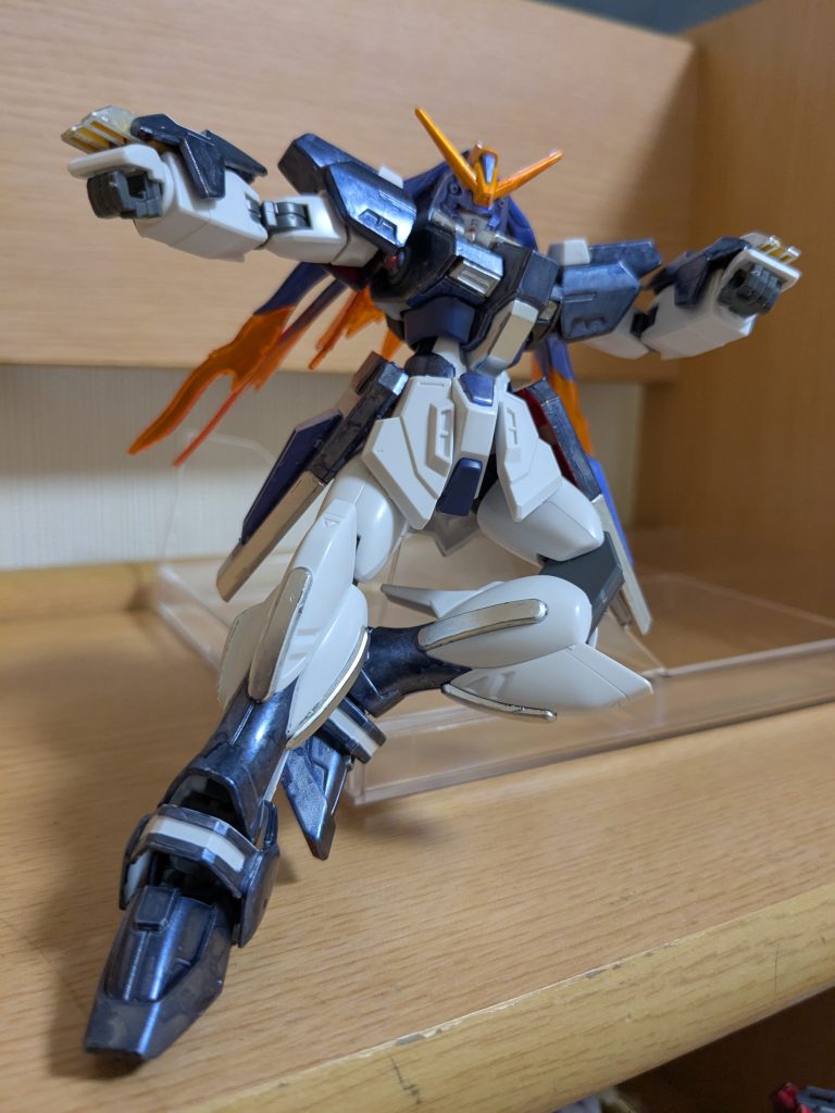 ブンドドその2イラストとかでも見られる飛び蹴り（ライダーキック）をイメージした１枚。サイドスカートをシールドに変更したため可動域はかなり限定されますが、それでもこういうポージングができるこの機体のポテンシャルは良いですね〜