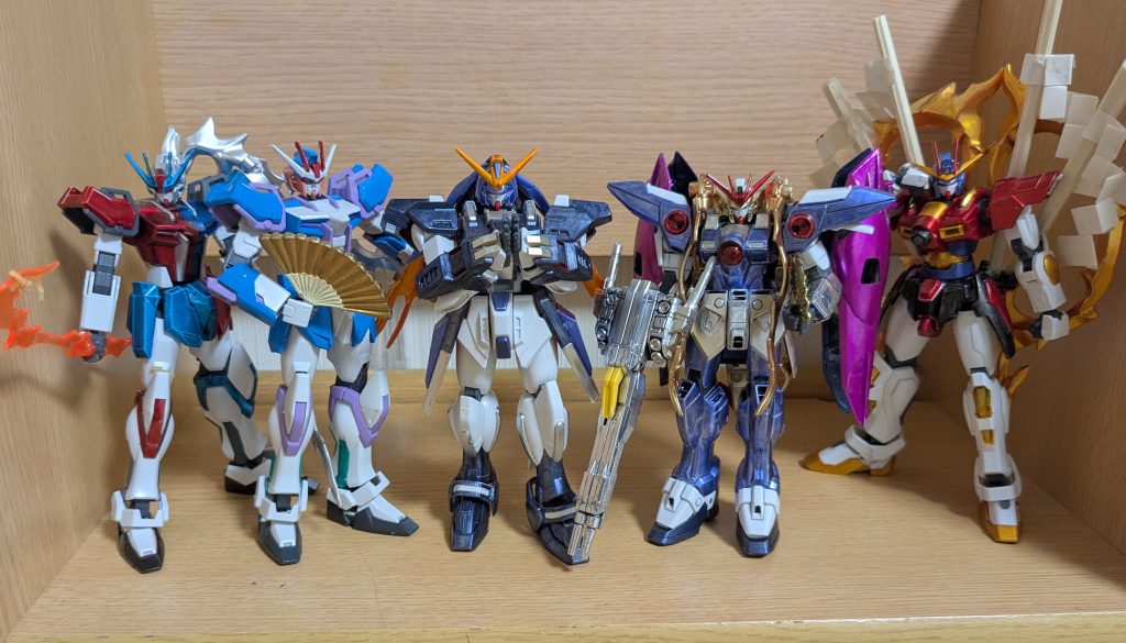 せっかくなので、これまで作った八雲紫、西行寺幽々子、八坂神奈子、八意永琳と並べて、東方五大老を再現。それぞれがちゃんとそれっぽく全機そろって良かった良かったと謎の満足感に満たされた今日この頃です。