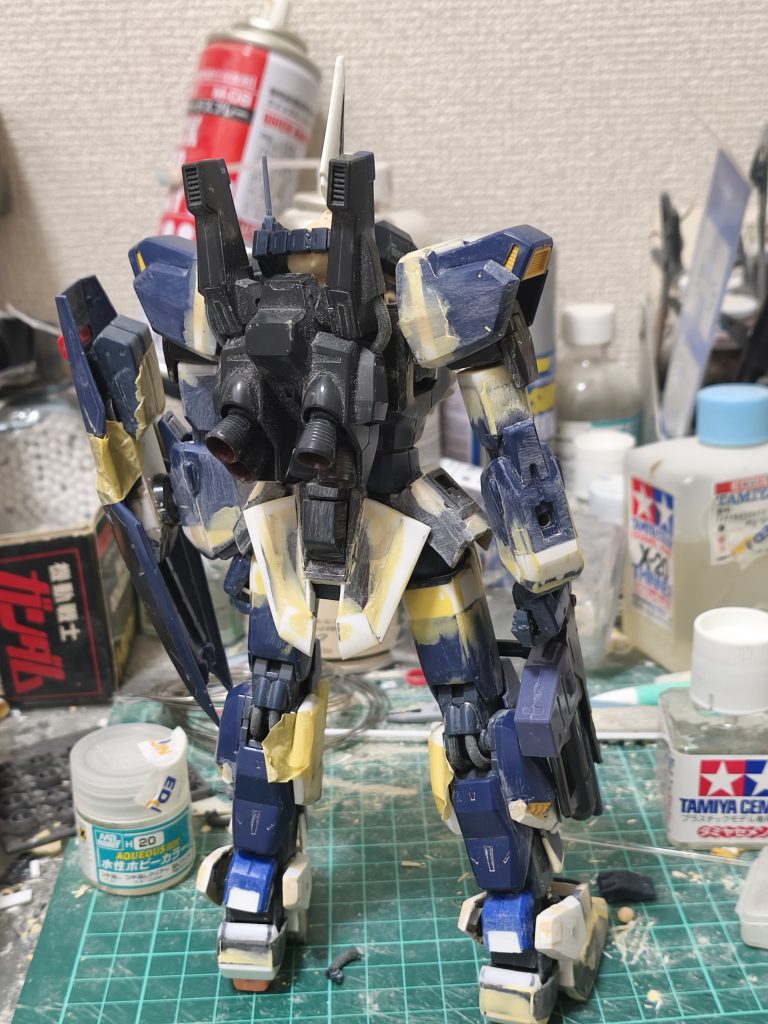 バック。リアアーマーはバズーカラッチのギミックを残したかったので基部はキットで周りをプラ板とパテにて