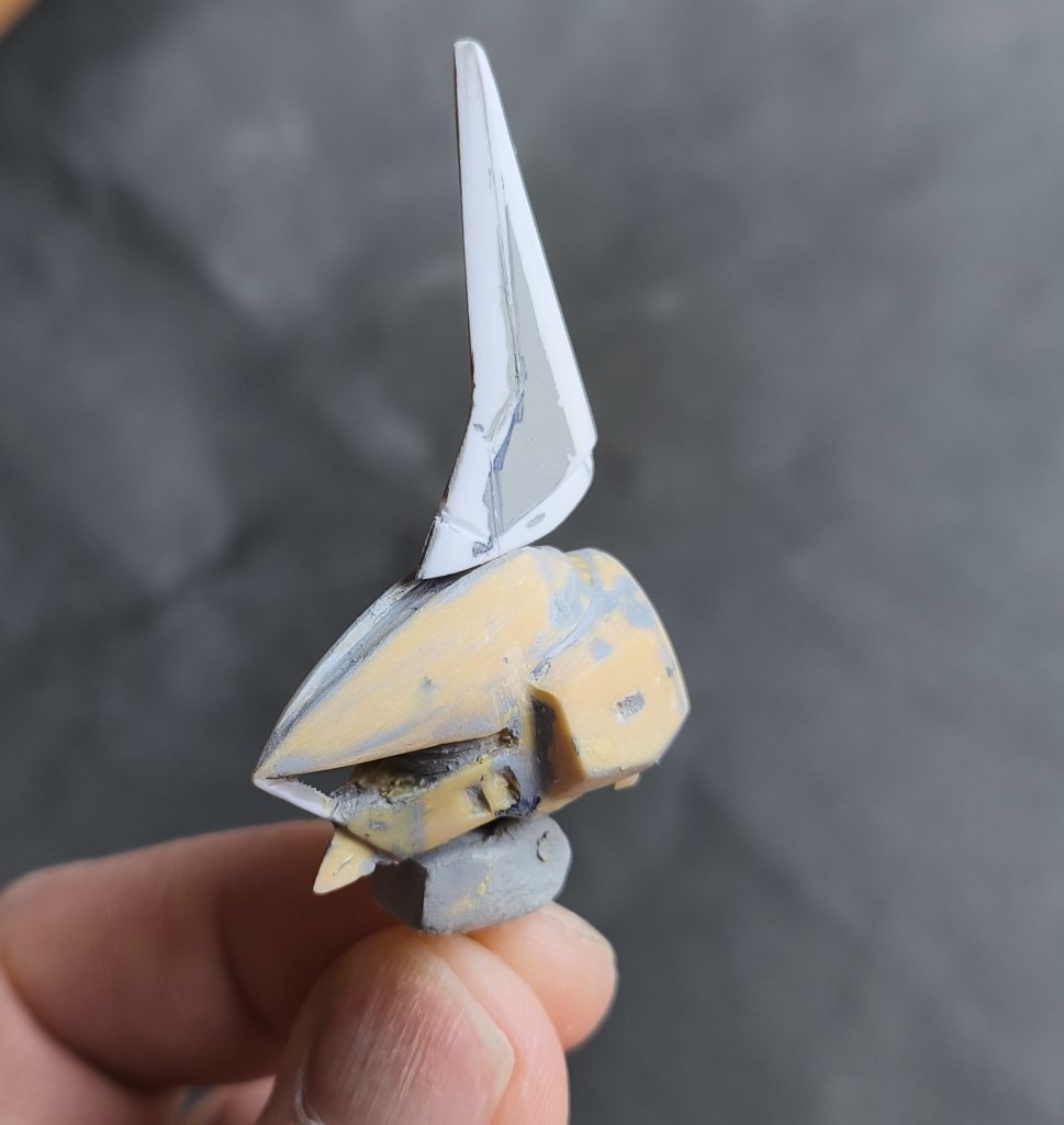 頭部アップ。元々MG Zplusのヘルメットをおゆまるでコピーした物を更にエポパテ盛って削って形にしてます。