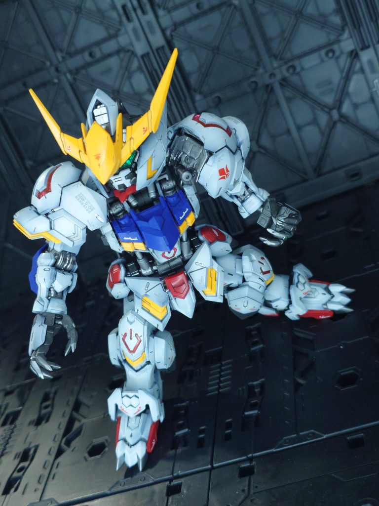 塗装はインナーフレームにガイアのスターブライトアイアン、武装類にはガイアのガンメタサフを吹いています。外装パーツには水性ホビーカラーを使用。重厚感を出すために白パーツは下地にガイアの黒サフを吹いて黒立ち上げしてみました。MGSDは外装パネル1枚が大きいので黒立ち上げがよく映えます。