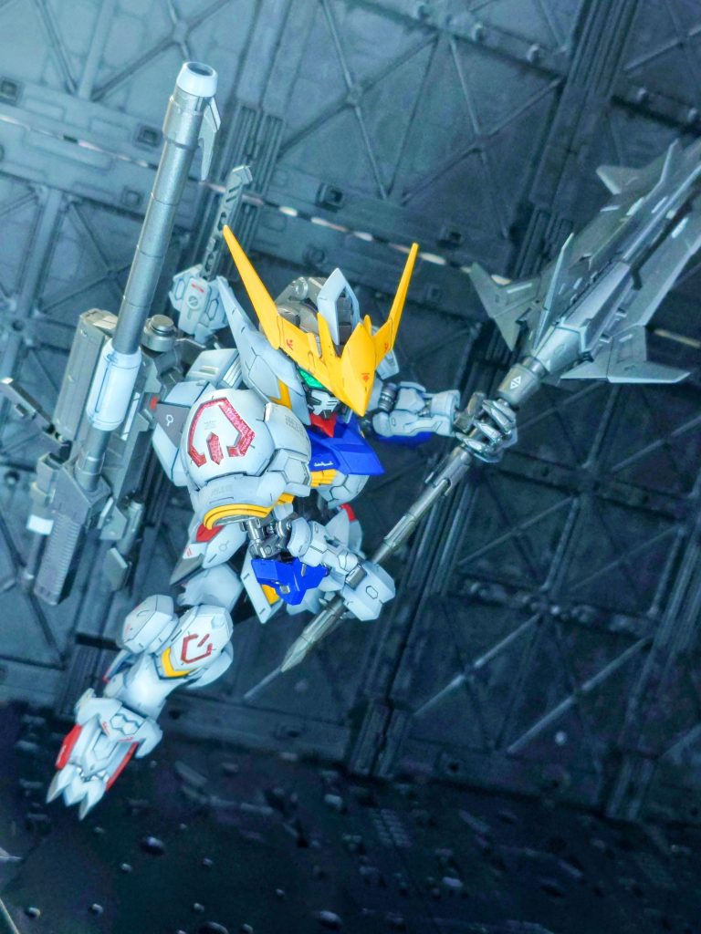 レンチメイス武器持ち手用の突起がメイスの柄に2箇所あり、両手持ちがしっかり決まる!ポージングして写真撮るのにこれはとても助かります👍