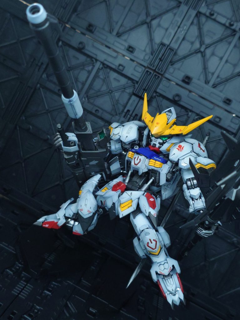 別角度から煽り目線でみるとSDながら大迫力です。