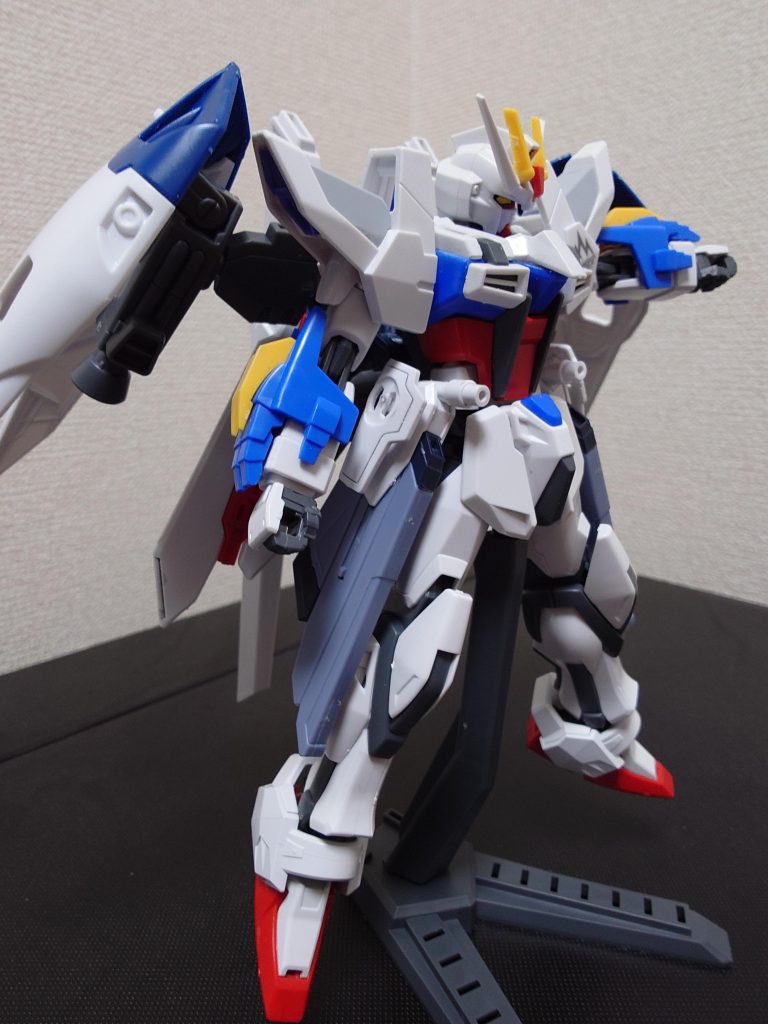 腕と腰はゴッドガンダム+フリーダムのパーツで構成し、重厚感と厚みを強調。脚部はスタービルド+ライジングフリーダムのアンクルでマッシブに。