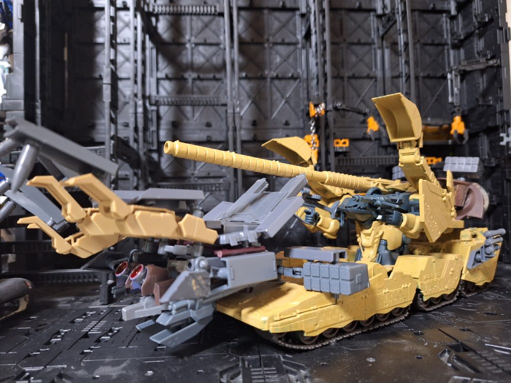 ヒルドルブアタックの強襲用ユニット展開状態です。ミサイルor機雷を撒き散らしながら、大型バーニア爆速で敵拠点や移動要塞に突っ込んだ後、バルカンやらザクマシンガンやらミサイルやら乱射しながら主砲ぶっぱなし、フロントバーニアを逆噴射して脱出します😆