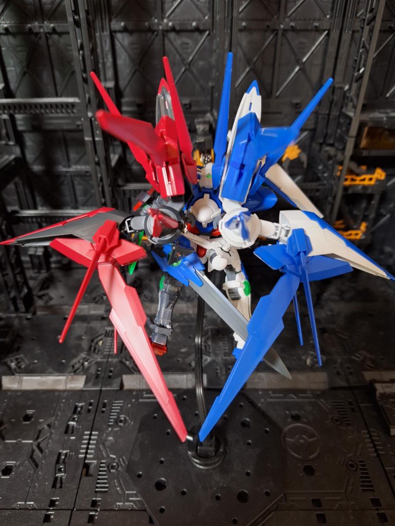 ツインブースターで、トリプルドライブです。また、ダークマター要素をどう取り入れるかで、黒主体=エクシアリペアⅣの左腕=グラハム=左利きということで、武装を左右反転させました。また、各々のブースターはパーツを省いたりはしていません。