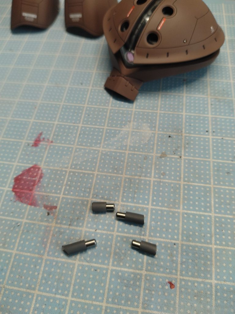 頭部バルカンの製作。3mmのプラパイプに2mmのプラ棒を差し込んで開口、フチを面取り。市販のやつでしっくりこなければ自作してます。