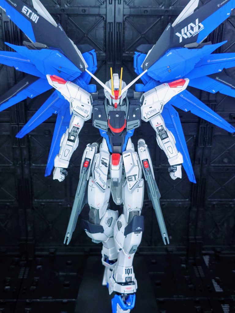 塗装はいつものガイアと水性ホビーカラーで。フレームはガイアのスターブライトアイアン。黒部分はネイビーブルーベースで調色、青はフリーダムブルーを使用しました。白は実験的にシルバーサフ、スターブライトシルバー、スターブライトジュラルミンの３種下地にグランプリホワイトを塗装。ハイライトにホワイトを重ねて輝くような白を演出、したつもりです（笑）