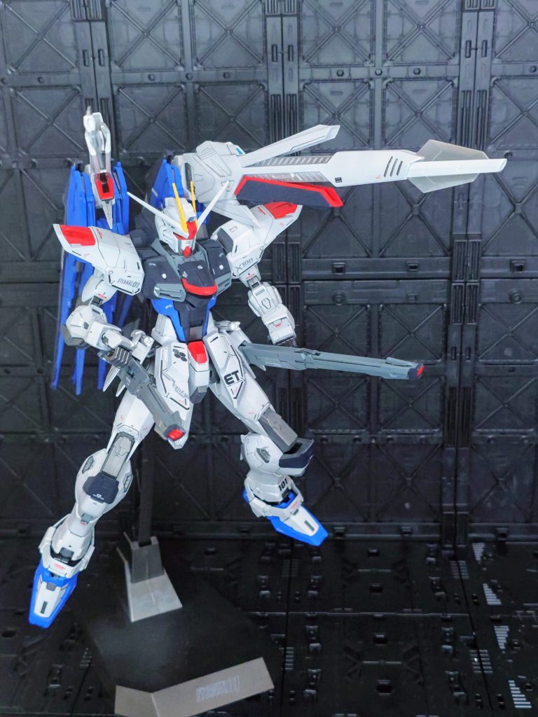フルバーストモードバラエーナ大好き、ストフリではオミットされてしまいましたがライフリで再搭載されて喜んだ同士も多いはず。ＭＧ２．０ではバラエーナの形状が変更され、バレル延長と放熱板？展開ギミックも加わってゴツくなりましたね。放熱板？はマスキングしてシルバーの金属色で塗り分けています。