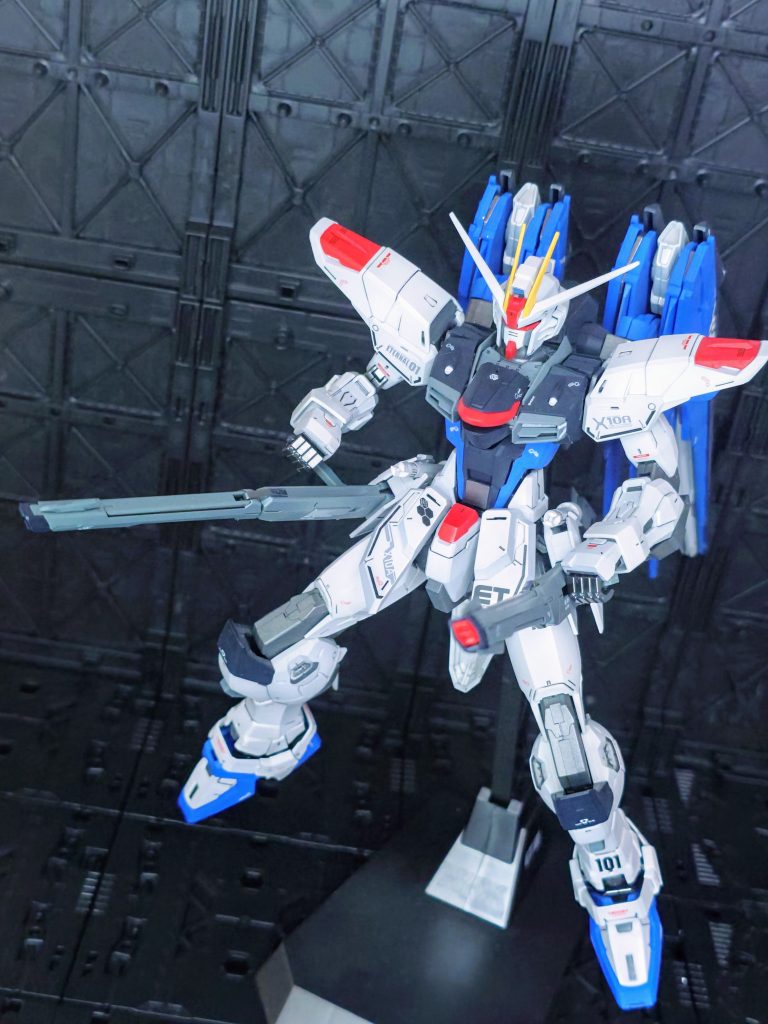 クスィフィアスレール砲はグリップがついて射撃姿勢をとることが出来る仕様。ストフリなどにも付いているレール砲ですが、個人的にはプロトタイプ感のある初期フリーダムのレール砲が一番好みです👍