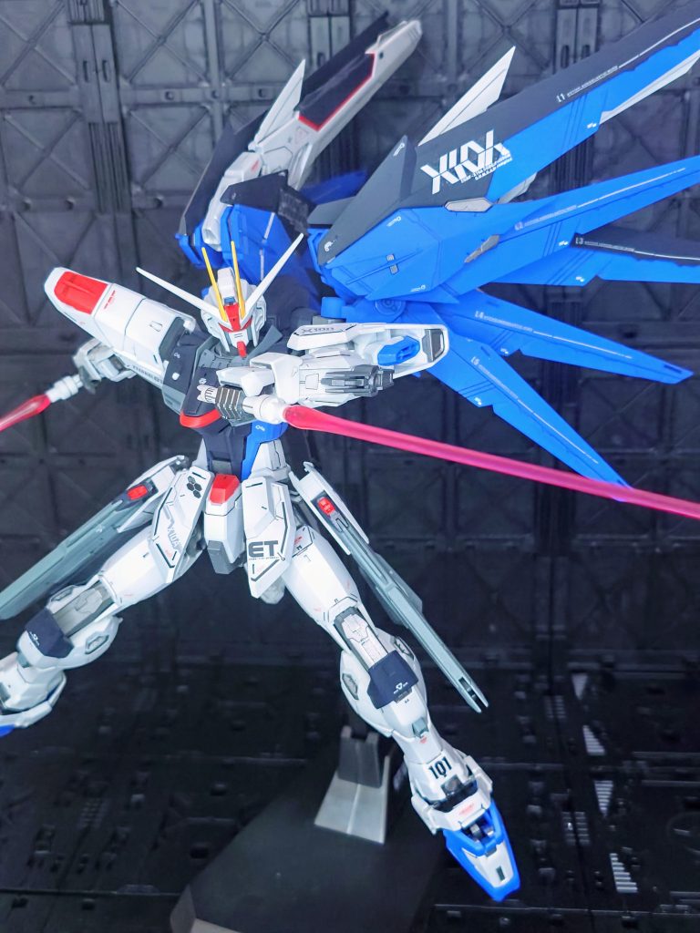 ＶＳセイバーのポーズ専用台座は保持力がかなり高く、ポージングつけても落下したりしないので安心して作業出来ます。ただ角度の調整が出来ないのだけ残念、このポーズはもう少し前傾取らせたかったなぁ😅