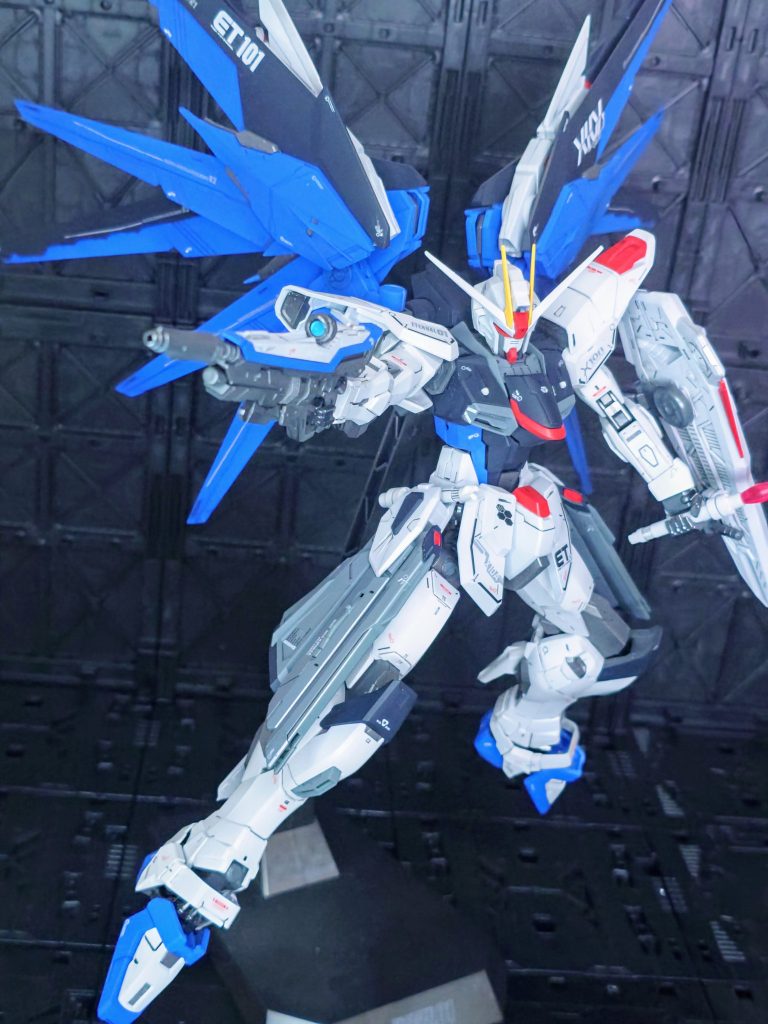 フリーダムと言えばハイマットモードでの高速戦闘。本キットのルプスビームライフルはデザインがとても良く、グリップ部分にも可動性があるなどとても良い👍