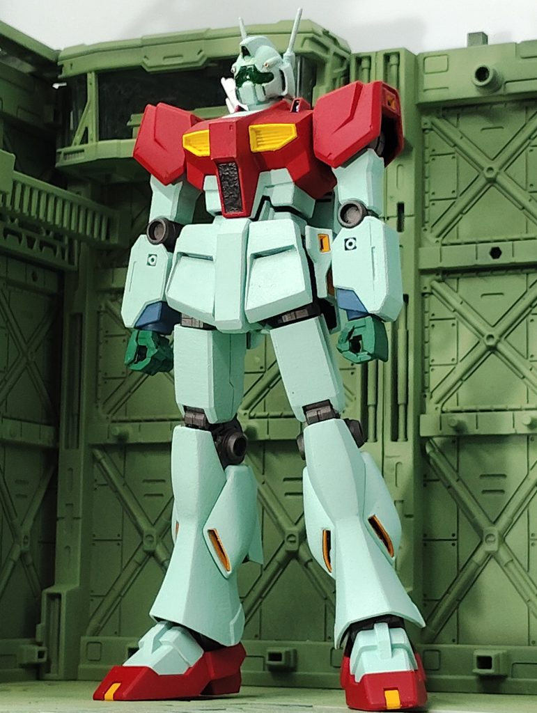 頭はνガンダムの顔をジムマスク風に改造そのままだと脚が長いと感じたので裾と足首の所で３㎜詰めております膝もジムっぽくカット腰周り持っ若干小型化 