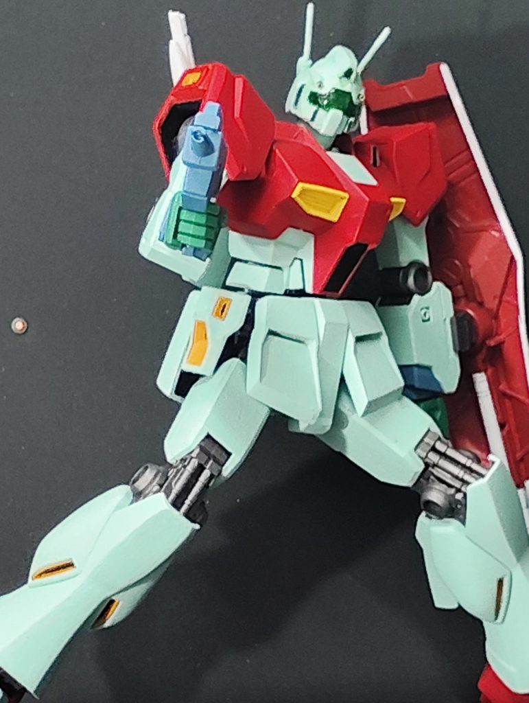 関節はイジってないのでよく動きますが、塗料剥げが怖いのでまだ派手には動かしません