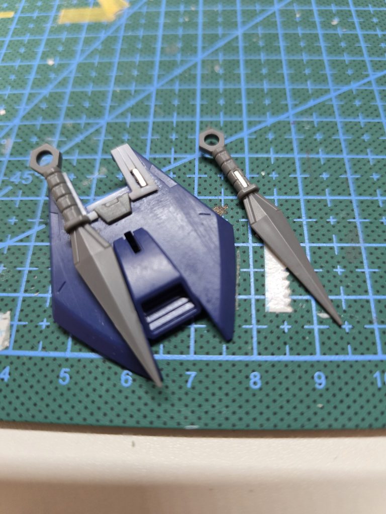 クナイにはネオジム磁石を埋めみ、リアスカートに取り付けるようにしてます