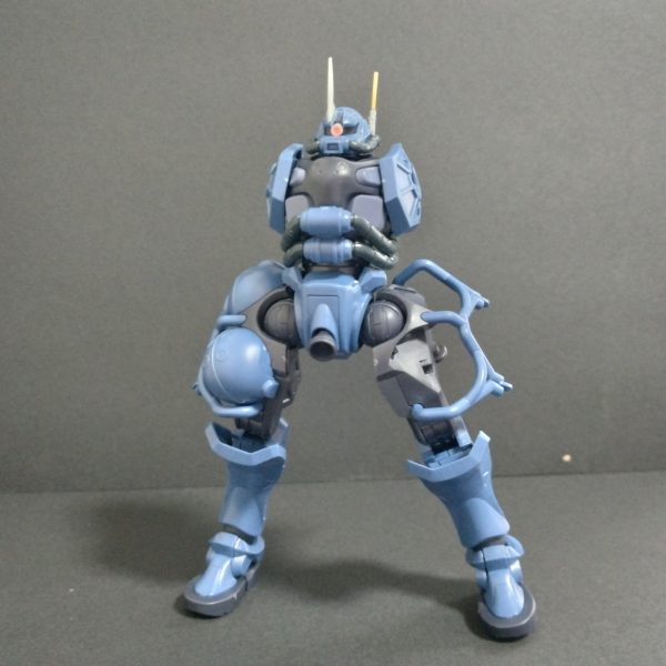 昨日からスタートしました、軍警ザク。GUNSTAやXでも見ていた足首がもぎ取れる事例。確かに脆そうです、かつ足首まわりの可動がかなり渋い。ポージングもしんどいだろうなと。で、付け根のT軸(B9)にかなり負担がかかりそうです。なので、色々対策事例見て0.8mm真鍮線にて補強(図2参照)。T軸の溝に調度収まるサイズです。で、下側へ0.8mm穴あけて少し差し込み瞬着固定、表面ならし。多少安心感出たかなと。全体的に可動軸が今までのHGとは触り心地が違うんで余計にやっちゃうんでしょうね。それと、manacanaさんが丁寧に教えてくれてた膝裏かませわすれ事例(B11と12)。これもやっちゃいますね笑。おいらも片足やっちまいました🤣。こうゆうことかと、すぐ理解できたので助かりました。改めて、manacanaさんありがとうございます😊。頭部改修これがやりたかったんですよ〜。どうでしょうか。個人的には好みになったかと。ただ、これ塗り分け地獄っすね😭😱。（4枚目）