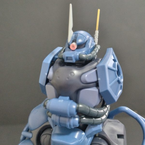 昨日からスタートしました、軍警ザク。GUNSTAやXでも見ていた足首がもぎ取れる事例。確かに脆そうです、かつ足首まわりの可動がかなり渋い。ポージングもしんどいだろうなと。で、付け根のT軸(B9)にかなり負担がかかりそうです。なので、色々対策事例見て0.8mm真鍮線にて補強(図2参照)。T軸の溝に調度収まるサイズです。で、下側へ0.8mm穴あけて少し差し込み瞬着固定、表面ならし。多少安心感出たかなと。全体的に可動軸が今までのHGとは触り心地が違うんで余計にやっちゃうんでしょうね。それと、manacanaさんが丁寧に教えてくれてた膝裏かませわすれ事例(B11と12)。これもやっちゃいますね笑。おいらも片足やっちまいました🤣。こうゆうことかと、すぐ理解できたので助かりました。改めて、manacanaさんありがとうございます😊。頭部改修これがやりたかったんですよ〜。どうでしょうか。個人的には好みになったかと。ただ、これ塗り分け地獄っすね😭😱。（3枚目）