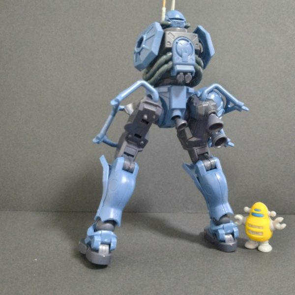 昨日からスタートしました、軍警ザク。GUNSTAやXでも見ていた足首がもぎ取れる事例。確かに脆そうです、かつ足首まわりの可動がかなり渋い。ポージングもしんどいだろうなと。で、付け根のT軸(B9)にかなり負担がかかりそうです。なので、色々対策事例見て0.8mm真鍮線にて補強(図2参照)。T軸の溝に調度収まるサイズです。で、下側へ0.8mm穴あけて少し差し込み瞬着固定、表面ならし。多少安心感出たかなと。全体的に可動軸が今までのHGとは触り心地が違うんで余計にやっちゃうんでしょうね。それと、manacanaさんが丁寧に教えてくれてた膝裏かませわすれ事例(B11と12)。これもやっちゃいますね笑。おいらも片足やっちまいました🤣。こうゆうことかと、すぐ理解できたので助かりました。改めて、manacanaさんありがとうございます😊。頭部改修これがやりたかったんですよ〜。どうでしょうか。個人的には好みになったかと。ただ、これ塗り分け地獄っすね😭😱。（5枚目）
