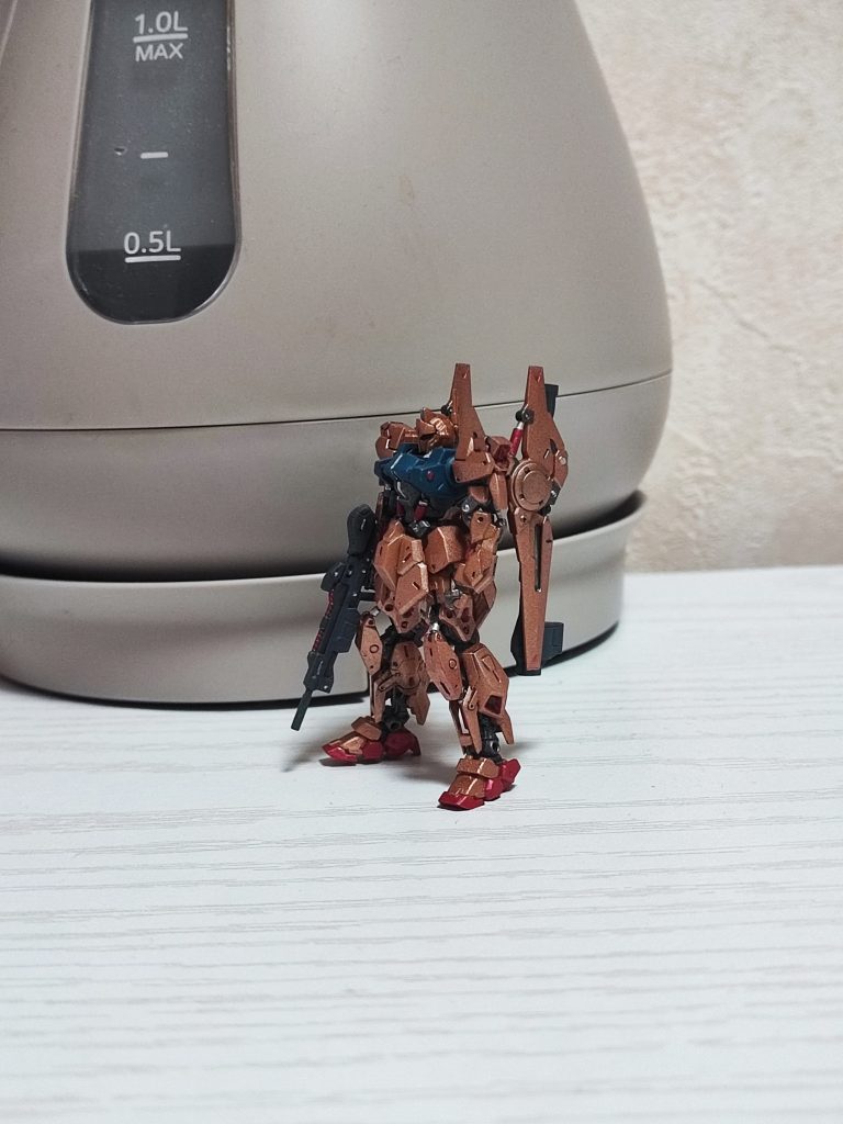 カーテン閉めて撮影すると百式の色は実物に近づくんですが、なんか日常感が出てつまんない写真になるんですよね