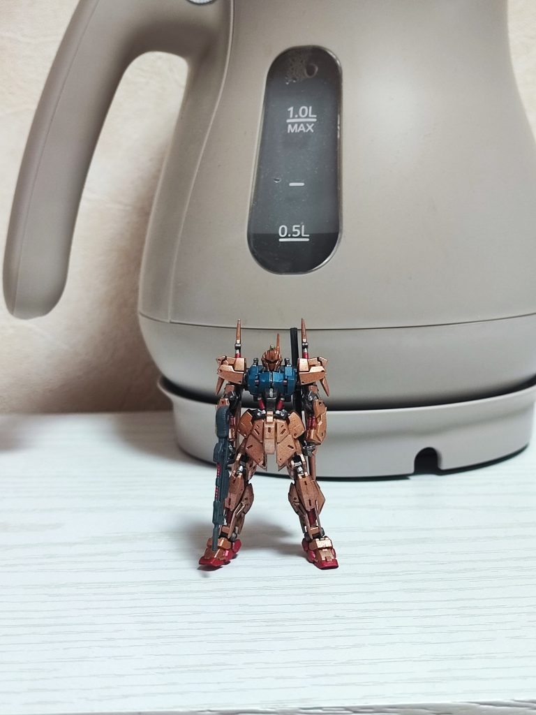 百式はシャープな機体イメージなので、やたら力が入っていた肩の取付位置を調節しワンパクな腕をおとなしい角度にしました。