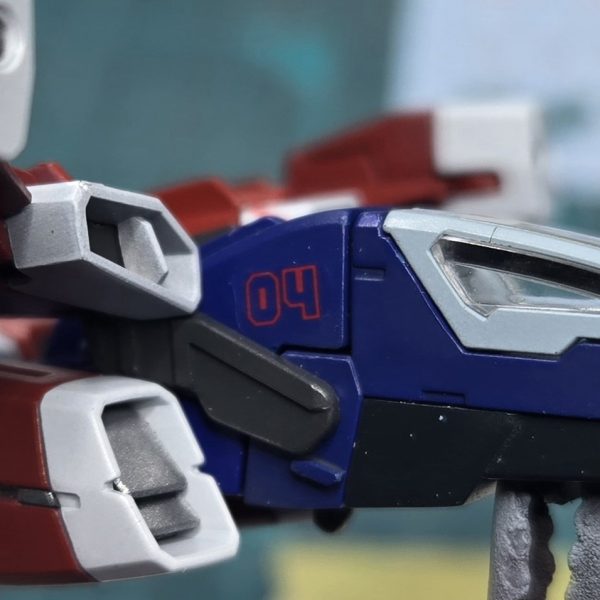 今回のナラティブガンダム(EXAM搭載仕様)のIf設定について、なかなか宇宙世紀正史に沿った設定になっているかなぁと思ってます。まずナラティブガンダムがν[ニュー]ガンダムの開発前のサイコフレーム試験機であること。(ナラティブに登場するまで倉庫に眠ってた？)後に出てくるユニコーンガンダムに搭載されるNT-Dシステムに、少なからずEXAMシステム関係者が関わっていること。(NT-D開発担当者にアルフ・カムラ大佐の名がある？)ブルーディスティニーのパイロットであったユウ・カジマは、第二次ネオ・ジオン抗争時に参戦しており、なおかつアクシズ落下阻止に参加していたという設定があること。(アクシズ落下阻止時にジェガンに搭乗していた？)ただしサイコフレーム実装のC装備は、ユニコーン以降にナラティブへ実装された設定なので、ちょっと時系列にズレがありますね(泣)そんな設定を色々考えてモヤモヤしてる内に、試験機ナラティブガンダムにEXAMを搭載した2号機がほしいなぁ…　ブルーディスティニーへの愛が強すぎる私にはその衝動を抑えることができずに、ユウ・カジマ大佐の専用機/BD4号機があってもいいのではないかと…　そう…　マリオンの声がした気が…サイコフレームの起こす奇跡に、蒼の紡ぐ物語も一緒に語られてたら…個人的な妄想にお付き合いしてくれた　すべての皆様に感謝します。（5枚目）
