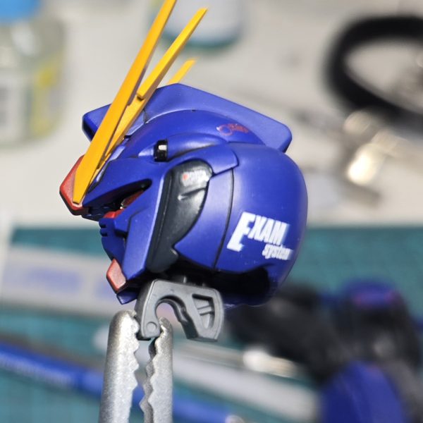 今回のナラティブガンダム(EXAM搭載仕様)のIf設定について、なかなか宇宙世紀正史に沿った設定になっているかなぁと思ってます。まずナラティブガンダムがν[ニュー]ガンダムの開発前のサイコフレーム試験機であること。(ナラティブに登場するまで倉庫に眠ってた？)後に出てくるユニコーンガンダムに搭載されるNT-Dシステムに、少なからずEXAMシステム関係者が関わっていること。(NT-D開発担当者にアルフ・カムラ大佐の名がある？)ブルーディスティニーのパイロットであったユウ・カジマは、第二次ネオ・ジオン抗争時に参戦しており、なおかつアクシズ落下阻止に参加していたという設定があること。(アクシズ落下阻止時にジェガンに搭乗していた？)ただしサイコフレーム実装のC装備は、ユニコーン以降にナラティブへ実装された設定なので、ちょっと時系列にズレがありますね(泣)そんな設定を色々考えてモヤモヤしてる内に、試験機ナラティブガンダムにEXAMを搭載した2号機がほしいなぁ…　ブルーディスティニーへの愛が強すぎる私にはその衝動を抑えることができずに、ユウ・カジマ大佐の専用機/BD4号機があってもいいのではないかと…　そう…　マリオンの声がした気が…サイコフレームの起こす奇跡に、蒼の紡ぐ物語も一緒に語られてたら…個人的な妄想にお付き合いしてくれた　すべての皆様に感謝します。（3枚目）
