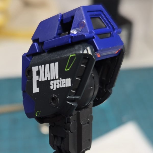 今回のナラティブガンダム(EXAM搭載仕様)のIf設定について、なかなか宇宙世紀正史に沿った設定になっているかなぁと思ってます。まずナラティブガンダムがν[ニュー]ガンダムの開発前のサイコフレーム試験機であること。(ナラティブに登場するまで倉庫に眠ってた？)後に出てくるユニコーンガンダムに搭載されるNT-Dシステムに、少なからずEXAMシステム関係者が関わっていること。(NT-D開発担当者にアルフ・カムラ大佐の名がある？)ブルーディスティニーのパイロットであったユウ・カジマは、第二次ネオ・ジオン抗争時に参戦しており、なおかつアクシズ落下阻止に参加していたという設定があること。(アクシズ落下阻止時にジェガンに搭乗していた？)ただしサイコフレーム実装のC装備は、ユニコーン以降にナラティブへ実装された設定なので、ちょっと時系列にズレがありますね(泣)そんな設定を色々考えてモヤモヤしてる内に、試験機ナラティブガンダムにEXAMを搭載した2号機がほしいなぁ…　ブルーディスティニーへの愛が強すぎる私にはその衝動を抑えることができずに、ユウ・カジマ大佐の専用機/BD4号機があってもいいのではないかと…　そう…　マリオンの声がした気が…サイコフレームの起こす奇跡に、蒼の紡ぐ物語も一緒に語られてたら…個人的な妄想にお付き合いしてくれた　すべての皆様に感謝します。（2枚目）