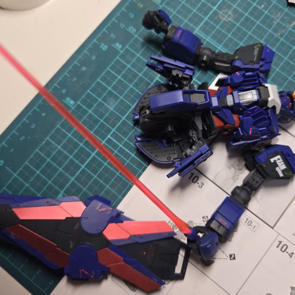 今回のナラティブガンダム(EXAM搭載仕様)のIf設定について、なかなか宇宙世紀正史に沿った設定になっているかなぁと思ってます。まずナラティブガンダムがν[ニュー]ガンダムの開発前のサイコフレーム試験機であること。(ナラティブに登場するまで倉庫に眠ってた？)後に出てくるユニコーンガンダムに搭載されるNT-Dシステムに、少なからずEXAMシステム関係者が関わっていること。(NT-D開発担当者にアルフ・カムラ大佐の名がある？)ブルーディスティニーのパイロットであったユウ・カジマは、第二次ネオ・ジオン抗争時に参戦しており、なおかつアクシズ落下阻止に参加していたという設定があること。(アクシズ落下阻止時にジェガンに搭乗していた？)ただしサイコフレーム実装のC装備は、ユニコーン以降にナラティブへ実装された設定なので、ちょっと時系列にズレがありますね(泣)そんな設定を色々考えてモヤモヤしてる内に、試験機ナラティブガンダムにEXAMを搭載した2号機がほしいなぁ…　ブルーディスティニーへの愛が強すぎる私にはその衝動を抑えることができずに、ユウ・カジマ大佐の専用機/BD4号機があってもいいのではないかと…　そう…　マリオンの声がした気が…サイコフレームの起こす奇跡に、蒼の紡ぐ物語も一緒に語られてたら…個人的な妄想にお付き合いしてくれた　すべての皆様に感謝します。（4枚目）