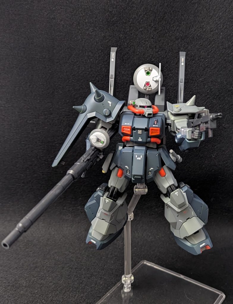 シールドの裏にはショートビームライフルが装備されている敵機との交戦になった場合連射のきかないビームランチャーでは不十分との声があり追加装備された