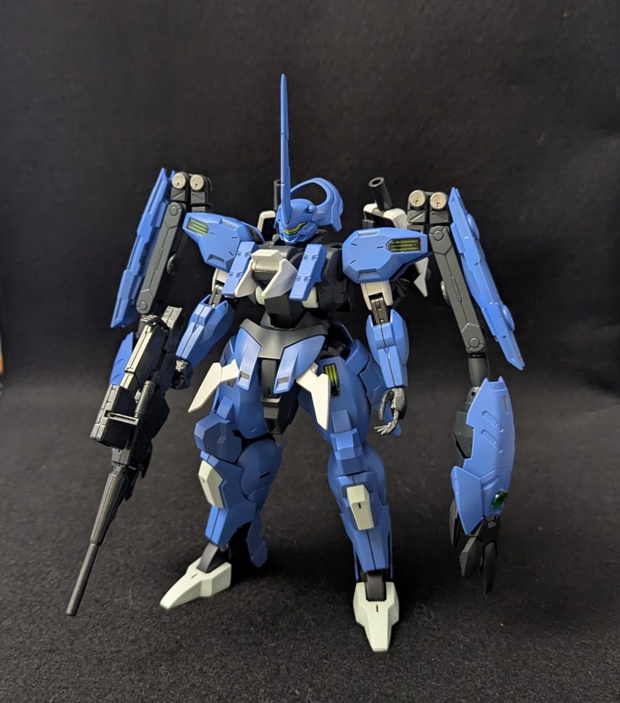 最大の特徴のサブアームはガンプラ、30MM、30MSそれぞれのオプションパーツセットから組み合わせて作りました本体は脚の突き出た棒をカットして胸に装着したほか大型のツノ、胸の突起、腰アーマーの突起、太腿サイドスラスターを増設しビルド系強敵っぽくトガッた感じを出してみました  