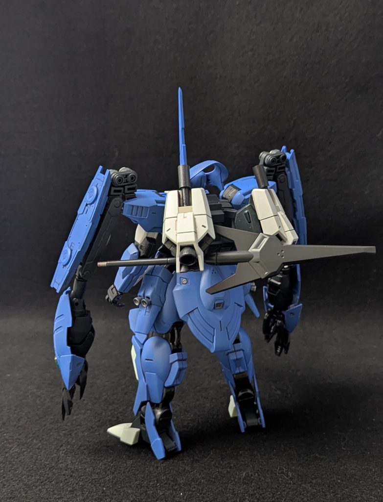 背部イーシュヴァラ改（腕）はビームカノン（サーベル兼用）を装備、背部マウント時にはバーニアユニットとして機能しますマニピュレータに使わない武器を持たせておく使い方もできます