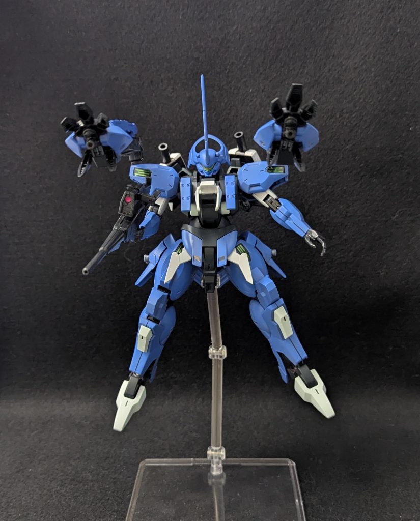 サブアームは爪内部にビームカノン（サーベル兼用）を装備