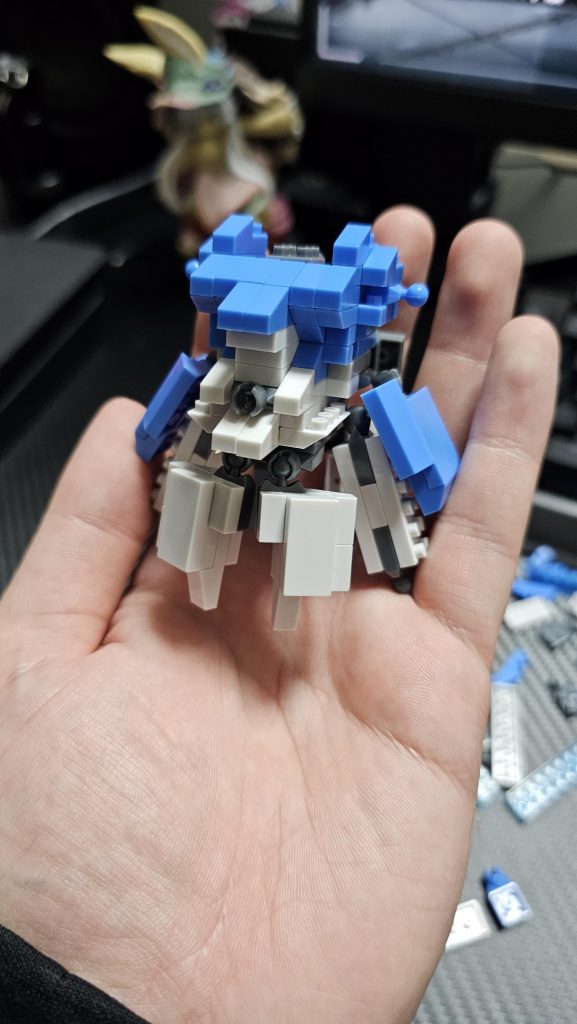 作品名：レゴでMS作り<p>ディスプレイベースを買いに100均へ赴いたら合体するタイプのレゴブロックロボを発見。なんとなくでMSを作ろうとしています。···頭無理じゃね？w頭だけ量産型みたいにしてしまおうか迷い中。 因みに何作ろうとしているかは友人 […]</p>