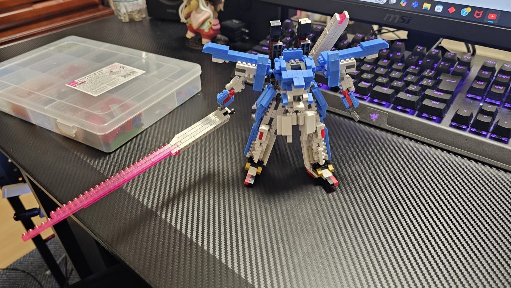 サーベル装備。メガカノンは?と思うかもしれません。今回はバトオペ2のフルダブを参考にしたためカノンはオミットです。※サーベルで既に肩の重量限界のためカノンおそらく持てませんw