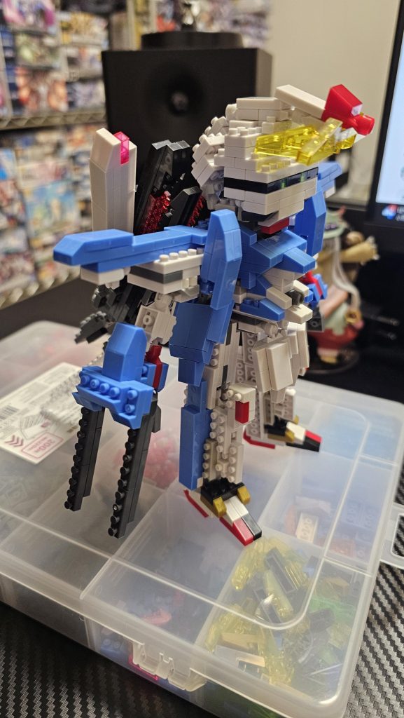 頭部は丸みを帯びるよう工夫しましたが、その結果ハイメガキャノンが下を向いています。なので撃つときはアンテナごと可動して撃つようになってしまいましたwあと、ビームライフル忘れてたので装備させました。