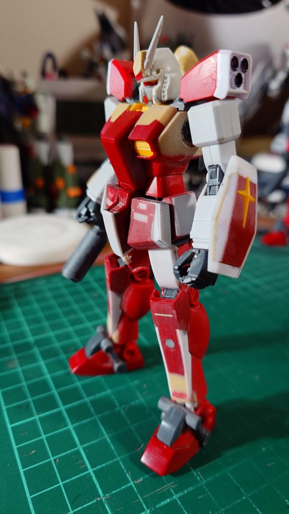 シールドをキットの物にプラバンでボリュームUPをしてます。腕はジムナイトシーカーより流用し、胸部を重量感出すためパテで増しています。頭部はEGガンダムより流用。太もも前部にプラバンを張りメリハリを付けました。