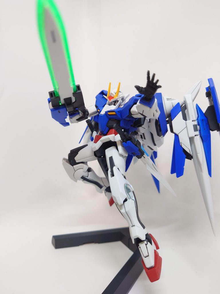 そして抜刀。やはり、GNソードはかっこいいですね。フル塗装したらめちゃくちゃ時間かかりますね。特に梅雨の時期は大変でした(zaku-kao9)