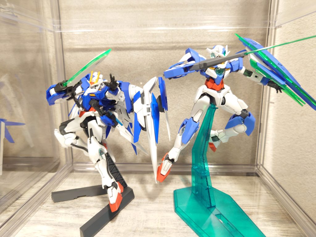 最後にクアンタと。クアンタは、スカイブルー系で塗装。ダブルオーは、濃い青で塗装してます。この2機は本当にカッコいい(zaku-kao6)