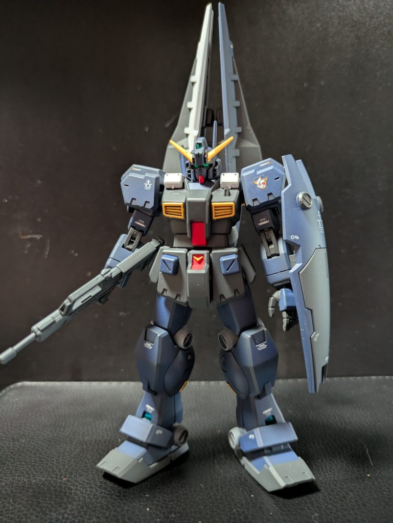 ホワイトのシールドブースターはヘイズル改より借りてます。正面首下はほぼジムクゥエルですね。